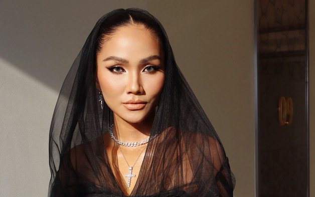 H'Hen Niê “trốn con” đi tham dự sự kiện, vóc dáng khiến dân mạng bất ngờ