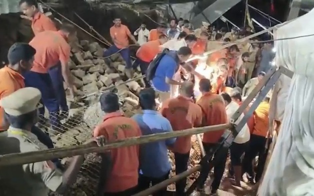 Bức tường dài hơn 6 mét bất ngờ đổ sập khiến 8 người tử vong