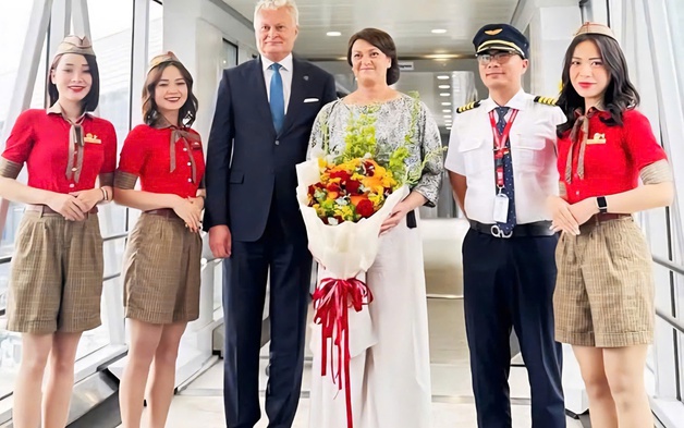 Tổng thống Litva đến Hà Nội trên chuyên cơ Vietjet