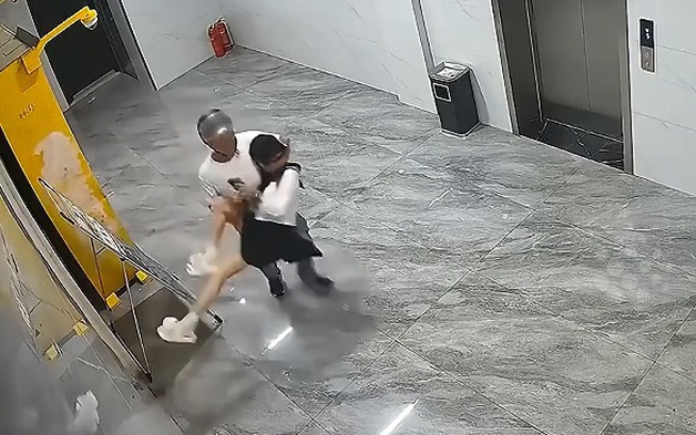 Đang chờ thang máy, người phụ nữ bị gã đàn ông sàm sỡ