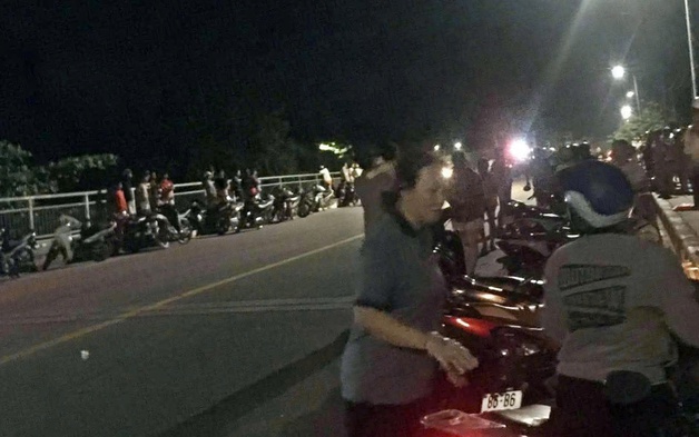 Nhảy cầu giữa đêm, thanh niên bơi vào bờ trong khi lực lượng cứu hộ vất vả tìm kiếm
