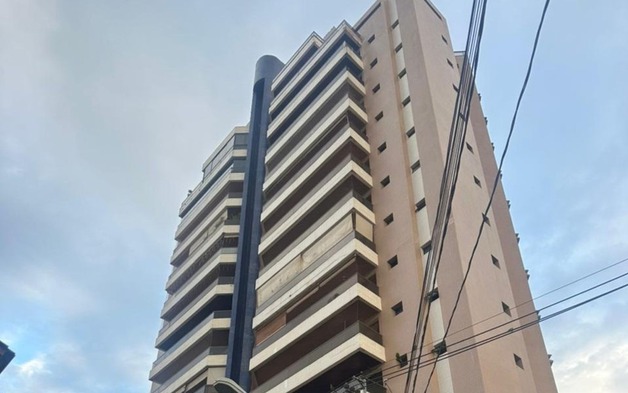 Rơi từ tầng 10 chung cư xuống đất, bé trai 4 tuổi sống sót khó tin