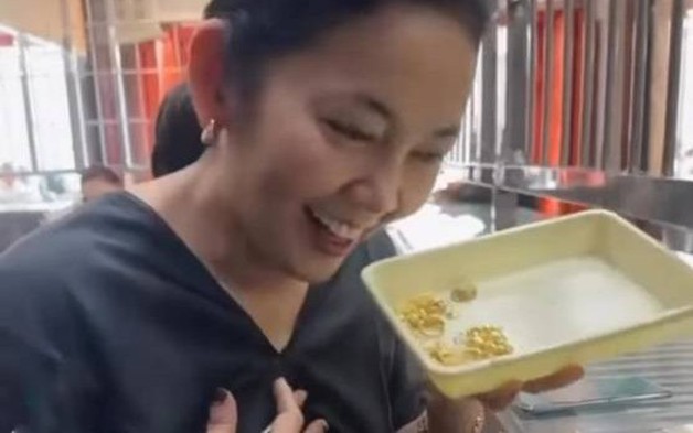 Mang số vàng mua hơn 20 năm đi bán, người phụ nữ sốc khi biết giá trị