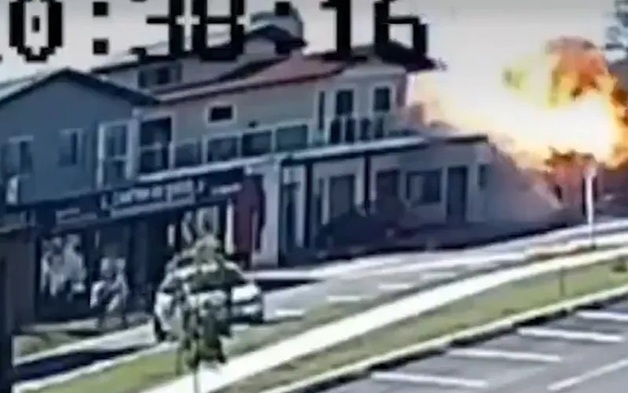 Máy bay đâm vào nhà hàng rồi bốc cháy khiến 4 người tử vong