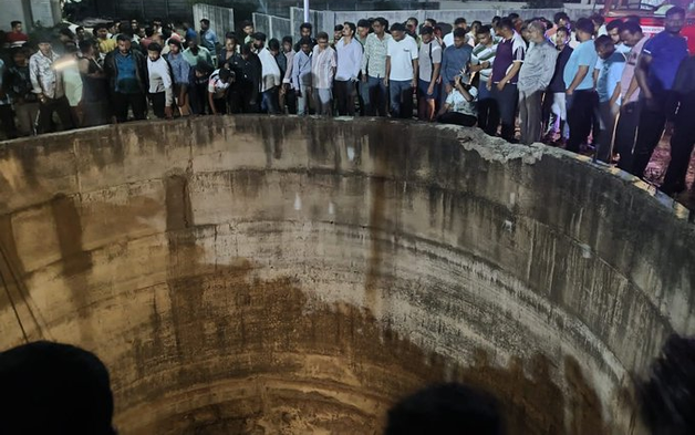 Ô tô lao xuống giếng sâu, 9 người được tìm thấy trong xe