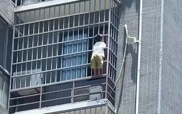 Người dân kinh hãi khi thấy bé trai đu mình trên tòa nhà chung cư