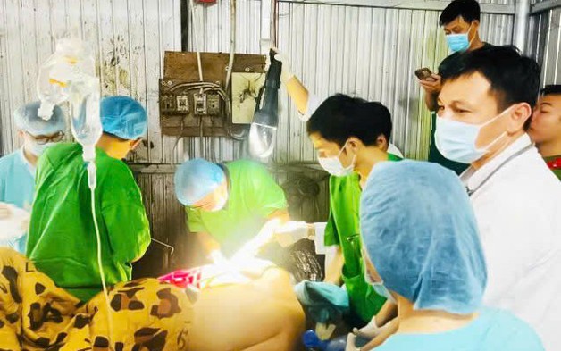 Bác sĩ kể lại quyết định sinh tử cứu nam thanh niên mắc kẹt trong máy công nghiệp
