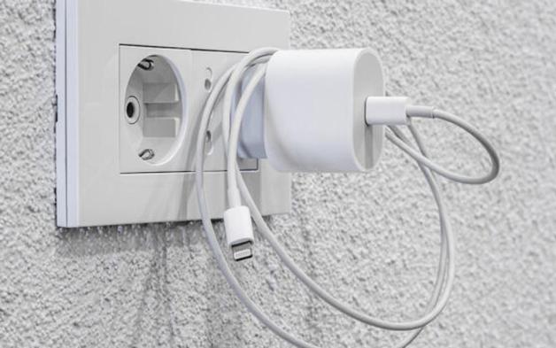 Rủi ro tiềm ẩn khi cắm củ sạc cả ngày dù không dùng