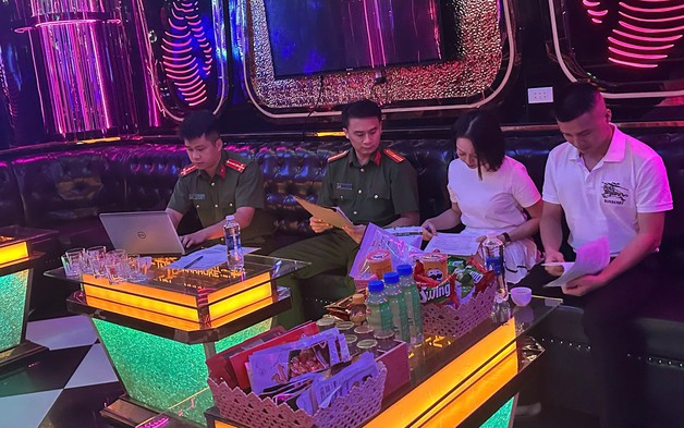 Phát hiện nhóm người không mặc đủ quần áo nhảy múa trong quán karaoke