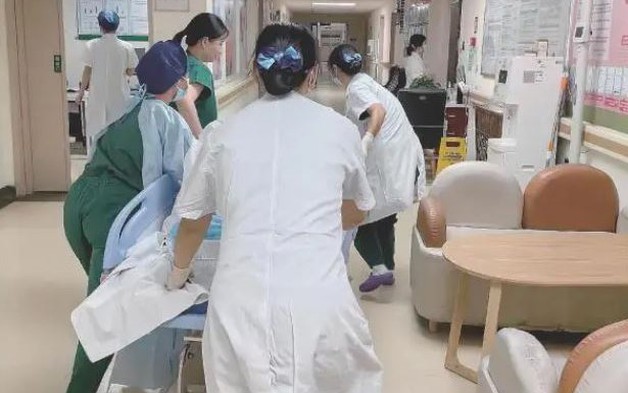 Sinh xong bé gái, người phụ nữ mới biết vẫn còn em bé trong bụng