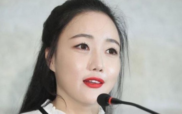 Vừa rời tiệc sinh nhật, nữ ca sĩ bị bắt khẩn cấp