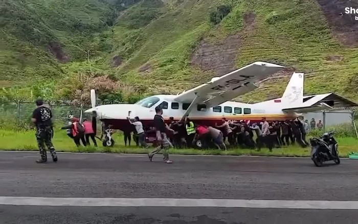 Máy Bay Nổ Lốp, Hàng Chục Nhân Viên Đẩy Trở Lại Đường Băng