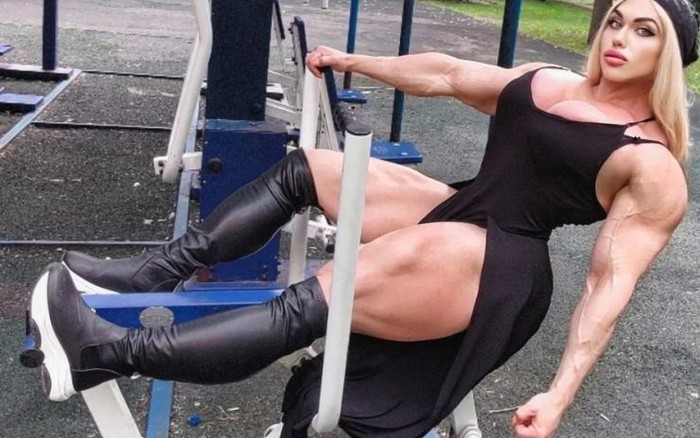 U katta fotosuratda mushukchaga kirdi.