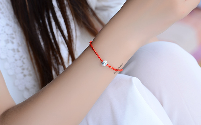 Đeo Bùa Hộ Mệnh: Ý Nghĩa, Tác Dụng và Cách Sử Dụng Hiệu Quả