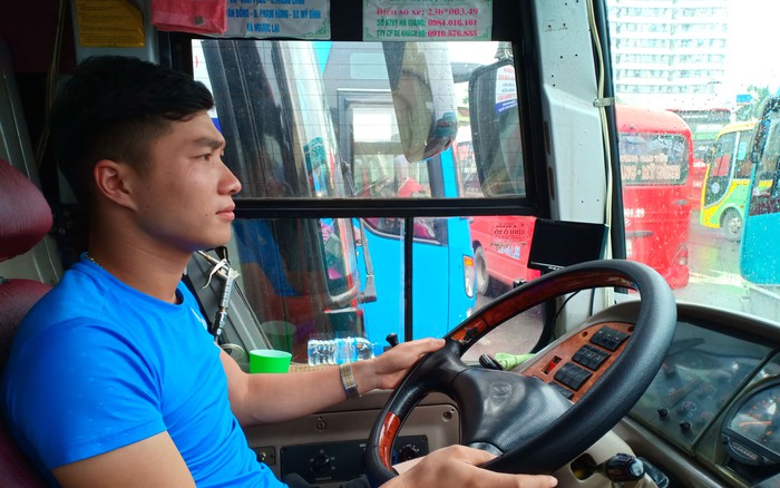 Trang phục thoáng mát sẽ giúp các bác tài chống sốc nhiệt khi lái xe tải